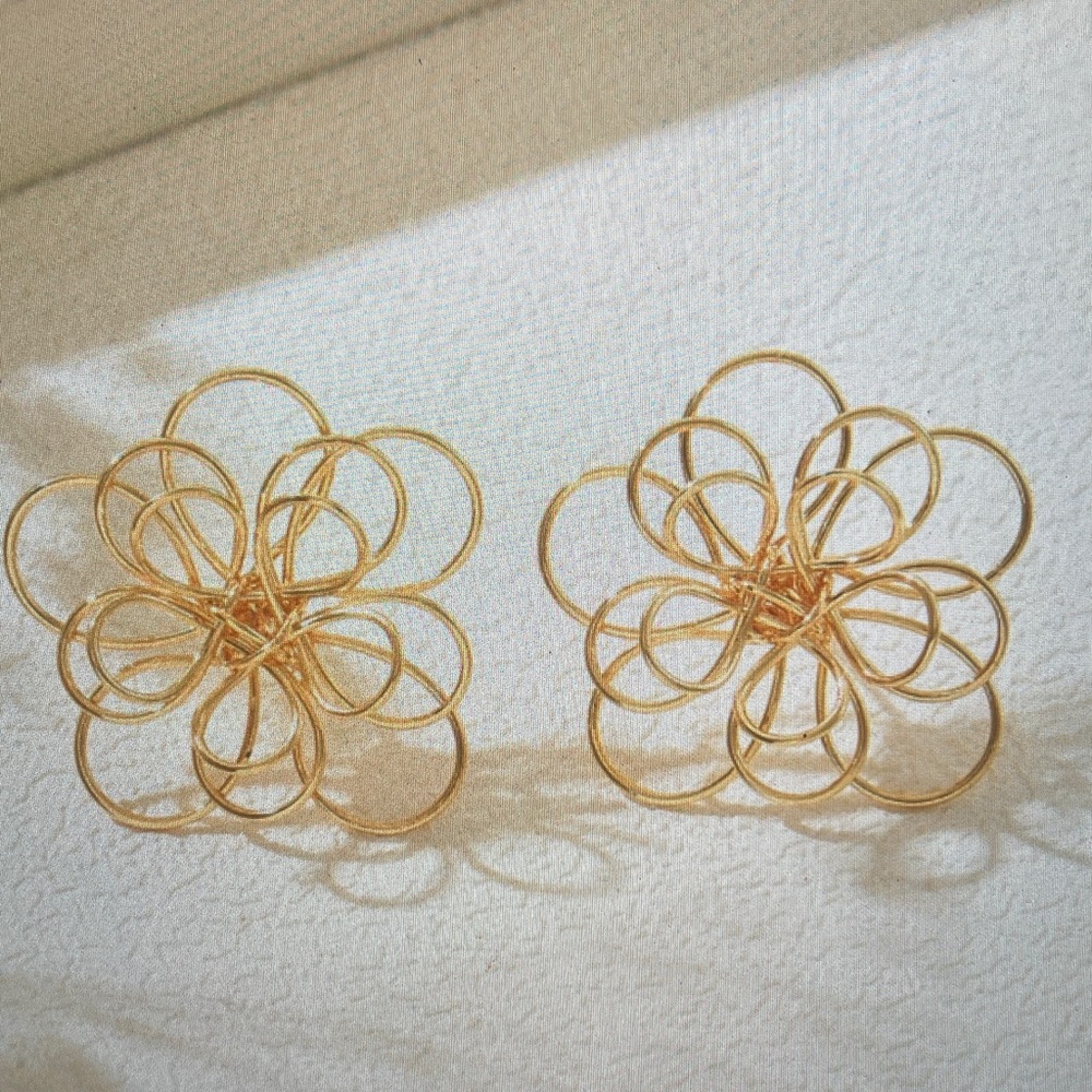 Delicate Gold Floral Wirework Stud Earrings - Women Jewelry - Picture 2 of 2
